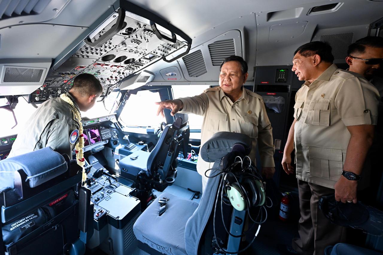 Presiden Prabowo Subianto menyerahkan secara simbolis Pesawat Airbus A400M kepada Panglima TNI Jenderal Agus Subiyanto di Baseops Lanud Halim Perdanakusuma (Ashar/Foto: BiroSetpres/SinPo.id)