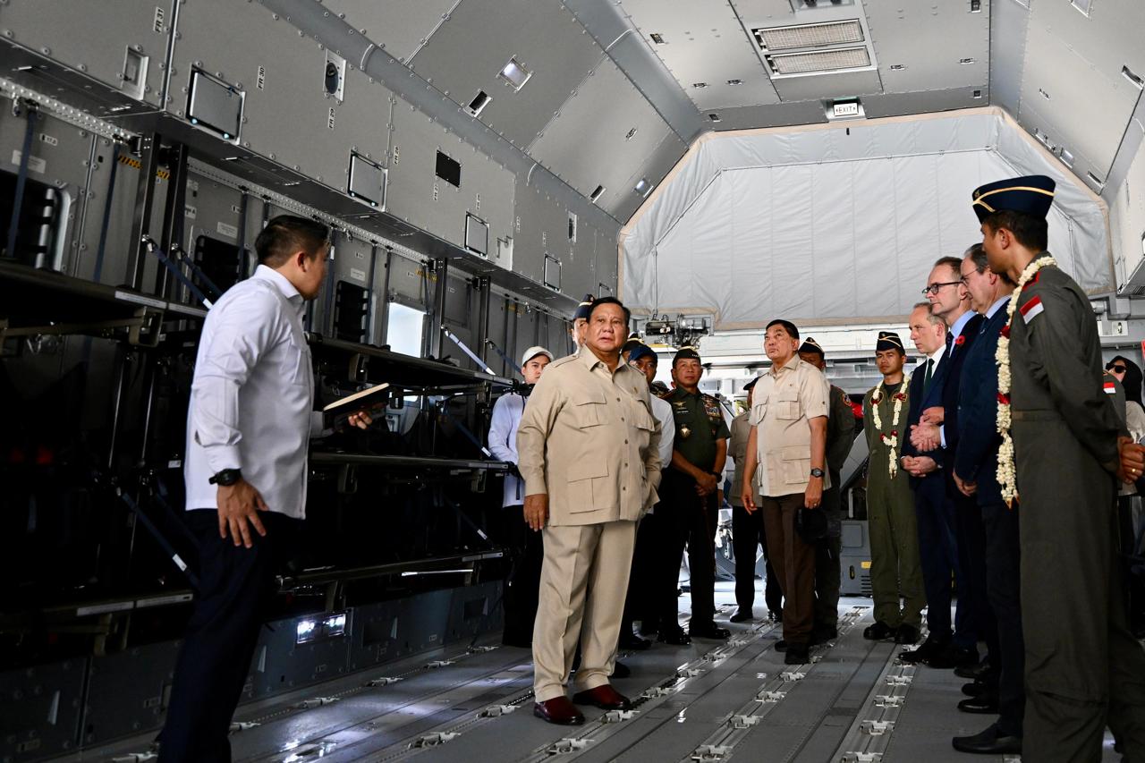 Presiden Prabowo Subianto menyerahkan secara simbolis Pesawat Airbus A400M kepada Panglima TNI Jenderal Agus Subiyanto di Baseops Lanud Halim Perdanakusuma (Ashar/Foto: BiroSetpres/SinPo.id)