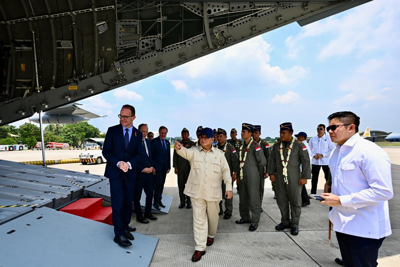 Presiden Prabowo Subianto menyerahkan secara simbolis Pesawat Airbus A400M kepada Panglima TNI Jenderal Agus Subiyanto di Baseops Lanud Halim Perdanakusuma (Ashar/Foto: BiroSetpres/SinPo.id)