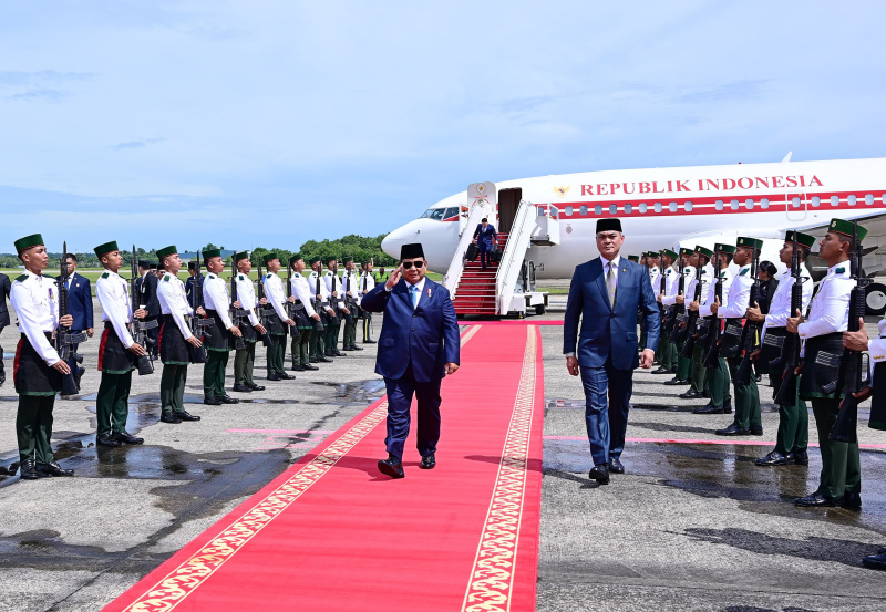Presiden Prabowo tiba di Brunei Darussalam dalam lawatan Kenegaraan bertemu Sultan Brunei Sultan Haji Hasannal Bolkiah (Ashar/foto-Biro Setpres/SinPo.id)