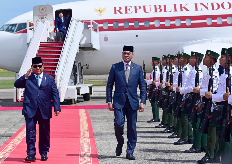 Presiden Prabowo tiba di Brunei Darussalam dalam lawatan Kenegaraan bertemu Sultan Brunei Sultan Haji Hasannal Bolkiah (Ashar/foto-Biro Setpres/SinPo.id)