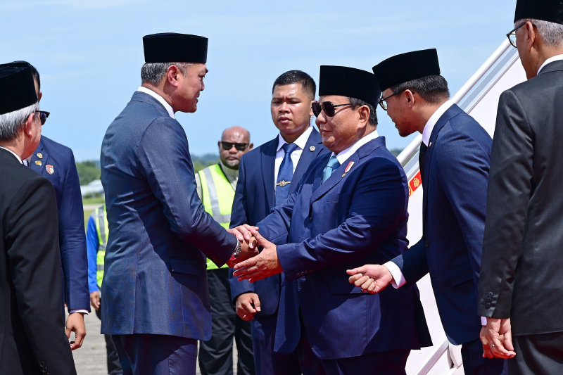 Presiden Prabowo tiba di Brunei Darussalam dalam lawatan Kenegaraan bertemu Sultan Brunei Sultan Haji Hasannal Bolkiah (Ashar/foto-Biro Setpres/SinPo.id)