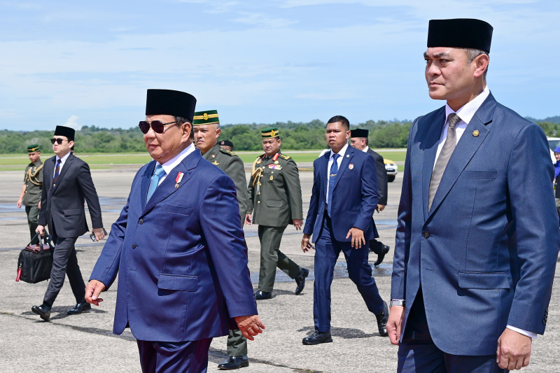 Presiden Prabowo tiba di Brunei Darussalam dalam lawatan Kenegaraan bertemu Sultan Brunei Sultan Haji Hasannal Bolkiah (Ashar/foto-Biro Setpres/SinPo.id)