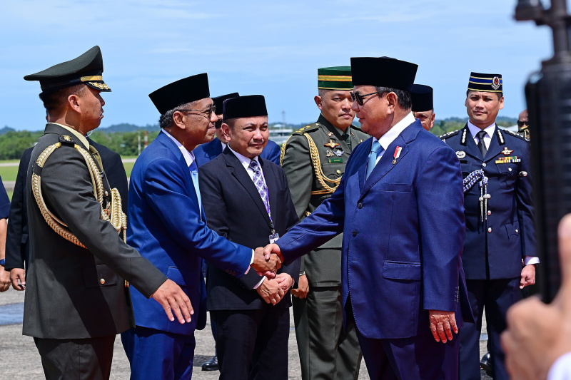 Presiden Prabowo tiba di Brunei Darussalam dalam lawatan Kenegaraan bertemu Sultan Brunei Sultan Haji Hasannal Bolkiah (Ashar/foto-Biro Setpres/SinPo.id)