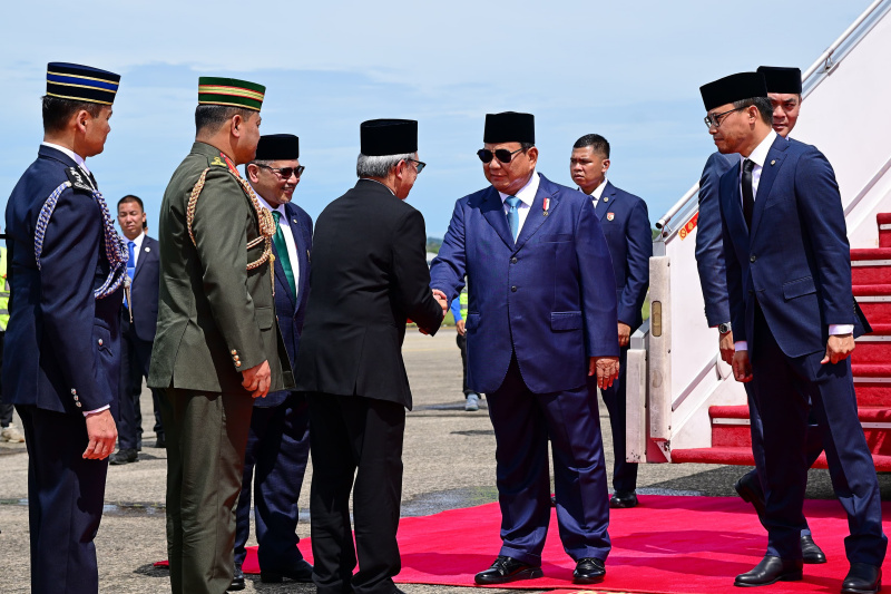 Presiden Prabowo tiba di Brunei Darussalam dalam lawatan Kenegaraan bertemu Sultan Brunei Sultan Haji Hasannal Bolkiah (Ashar/foto-Biro Setpres/SinPo.id)
