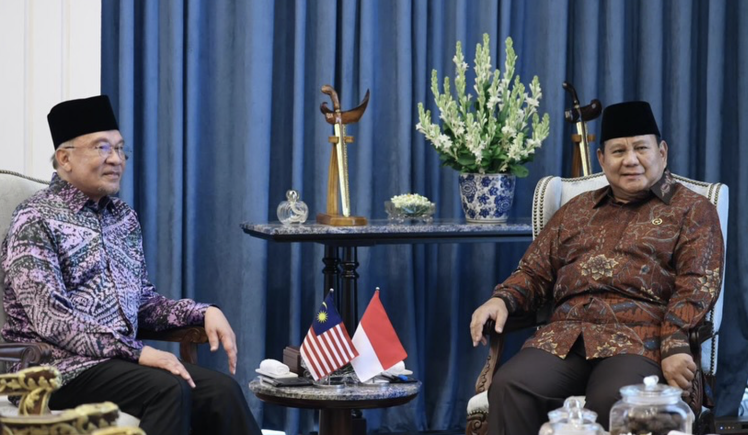Presiden Prabowo saat menerima PM Malaysia, Anwar Ibrahim. (Agus Priatna/SinPo.id/BPMI Setpres)