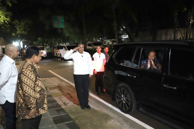 Presiden RI Prabowo Subianto menerima kunjungan dari Presiden Ketujuh Jokowi di Kertanegara untuk bersilaturahmi dan kunjungan balasan (Ashar/SinPo.id)