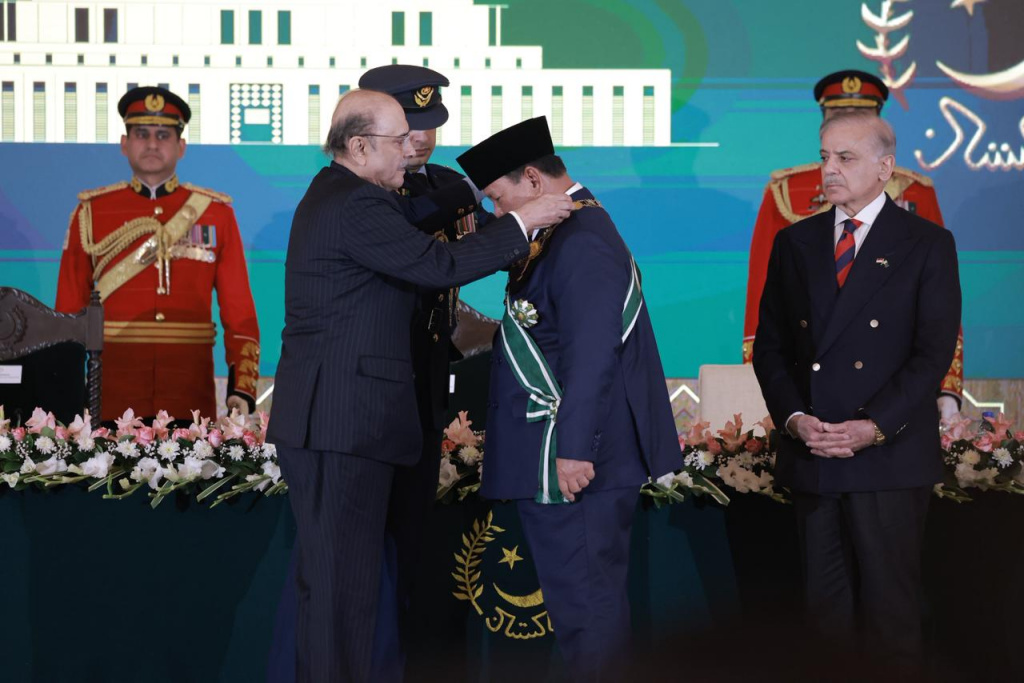 Presiden Prabowo Subianto menerima anugerah penghargaan “Nishan-e-Pakistan” dari Presiden Pakistan Asif Ali Zardari (Ashar/Foto: BiroSetpres/SinPo.id)