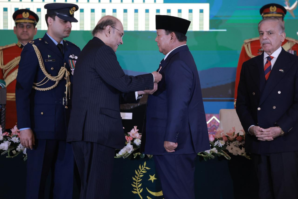 Presiden Prabowo Subianto menerima anugerah penghargaan “Nishan-e-Pakistan” dari Presiden Pakistan Asif Ali Zardari (Ashar/Foto: BiroSetpres/SinPo.id)