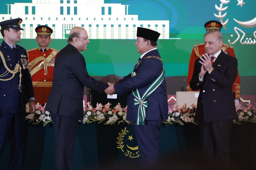 Presiden Prabowo Subianto menerima anugerah penghargaan “Nishan-e-Pakistan” dari Presiden Pakistan Asif Ali Zardari (Ashar/Foto: BiroSetpres/SinPo.id)