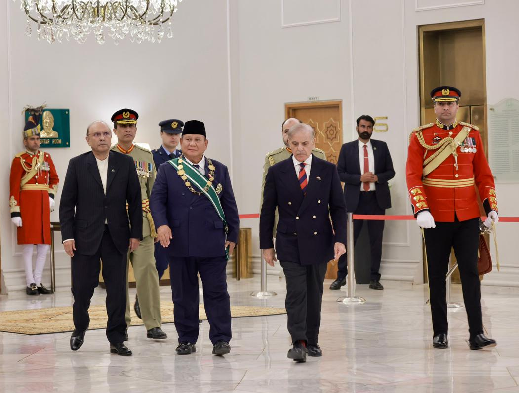 Presiden Prabowo Subianto menerima anugerah penghargaan “Nishan-e-Pakistan” dari Presiden Pakistan Asif Ali Zardari (Ashar/Foto: BiroSetpres/SinPo.id)