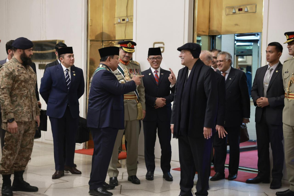 Presiden Prabowo Subianto menerima anugerah penghargaan “Nishan-e-Pakistan” dari Presiden Pakistan Asif Ali Zardari (Ashar/Foto: BiroSetpres/SinPo.id)