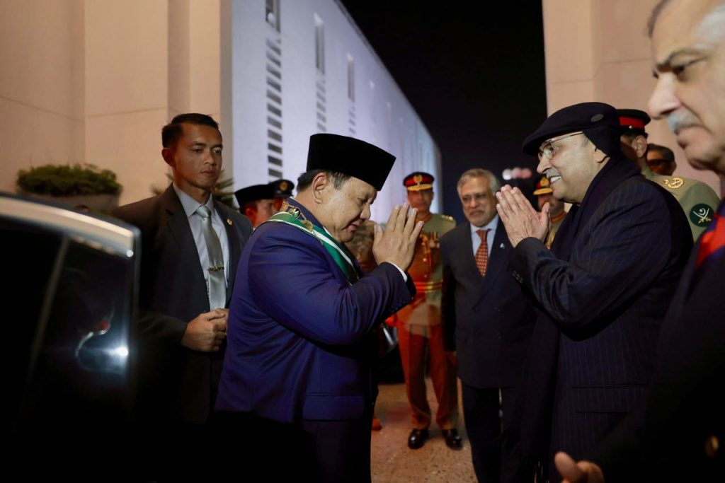 Presiden Prabowo Subianto menerima anugerah penghargaan “Nishan-e-Pakistan” dari Presiden Pakistan Asif Ali Zardari (Ashar/Foto: BiroSetpres/SinPo.id)