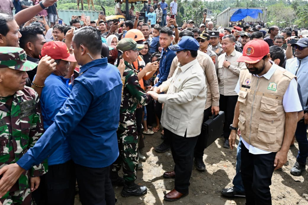 Presiden Prabowo Subianto kembali meninjau para korban bencana banjir di Kabupaten Bireuen, Aceh (Ashar/Foto: BiroSetpres/SinPo.id)