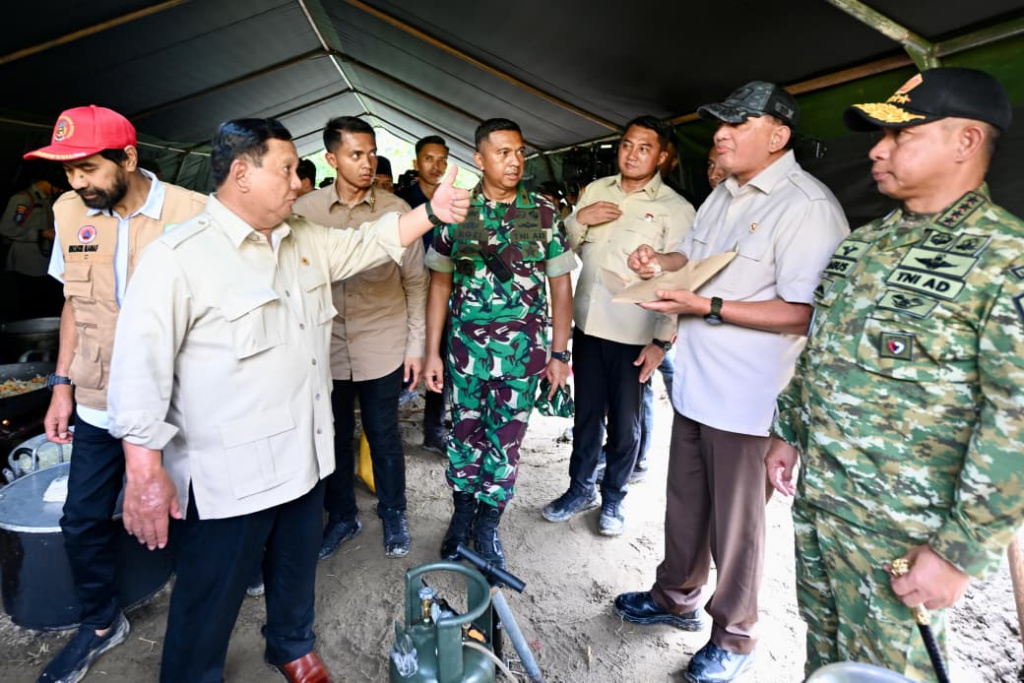 Presiden Prabowo Subianto kembali meninjau para korban bencana banjir di Kabupaten Bireuen, Aceh (Ashar/Foto: BiroSetpres/SinPo.id)