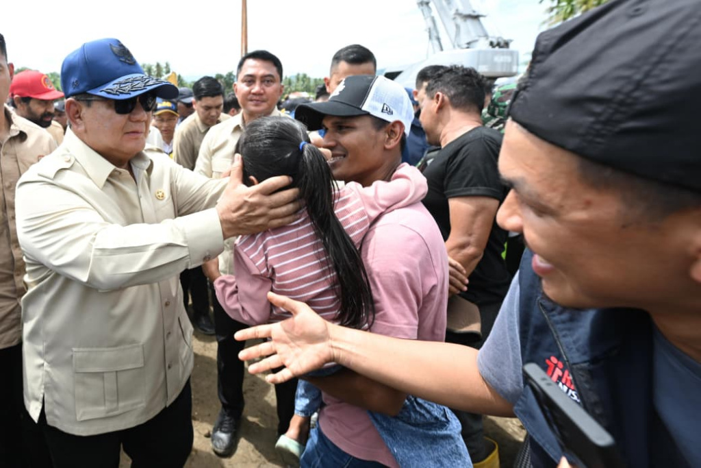 Presiden Prabowo Subianto kembali meninjau para korban bencana banjir di Kabupaten Bireuen, Aceh (Ashar/Foto: BiroSetpres/SinPo.id)