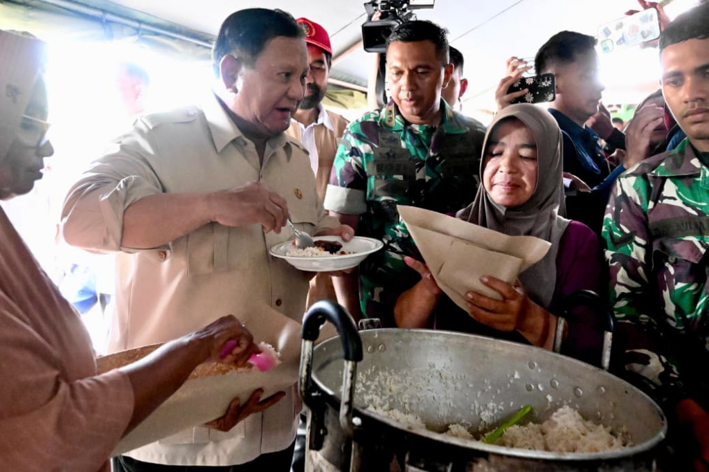 Presiden Prabowo Subianto kembali meninjau para korban bencana banjir di Kabupaten Bireuen, Aceh (Ashar/Foto: BiroSetpres/SinPo.id)