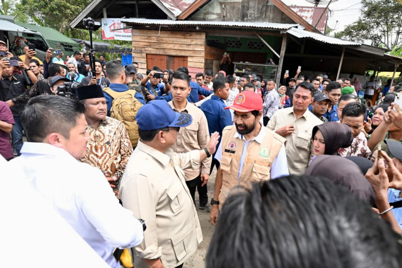 Presiden Prabowo Subianto kembali meninjau para korban bencana banjir di Kabupaten Bireuen, Aceh (Ashar/Foto: BiroSetpres/SinPo.id)