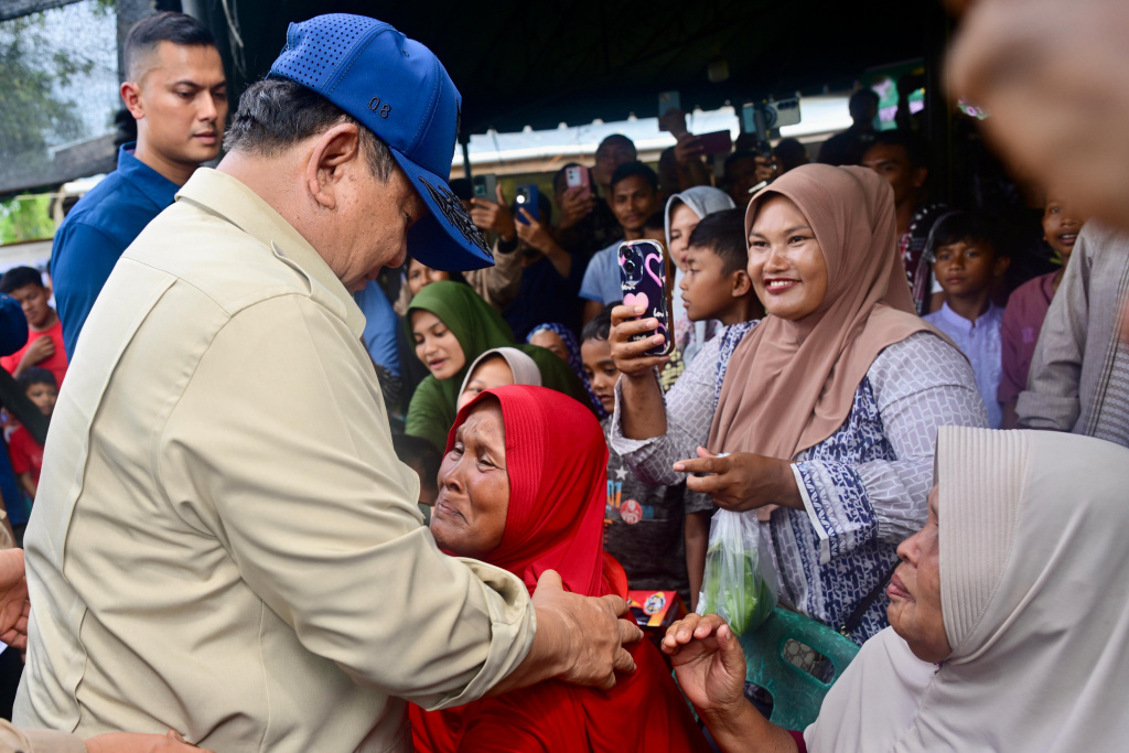 Presiden Prabowo Subianto kembali meninjau para korban bencana banjir di Kabupaten Bireuen, Aceh (Ashar/Foto: BiroSetpres/SinPo.id)