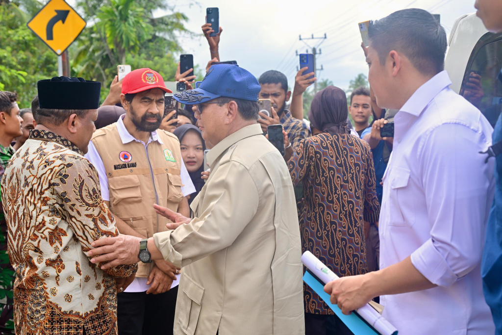 Presiden Prabowo Subianto kembali meninjau para korban bencana banjir di Kabupaten Bireuen, Aceh (Ashar/Foto: BiroSetpres/SinPo.id)