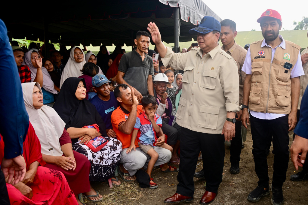 Presiden Prabowo Subianto kembali meninjau para korban bencana banjir di Kabupaten Bireuen, Aceh (Ashar/Foto: BiroSetpres/SinPo.id)