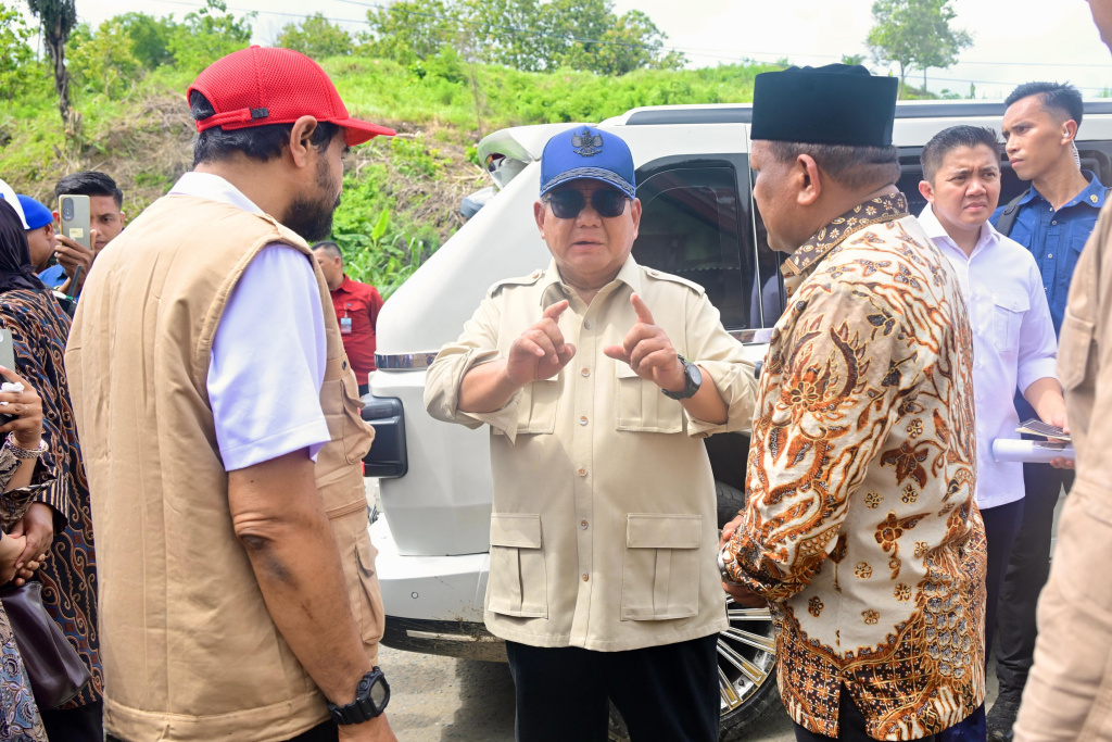 Presiden Prabowo Subianto kembali meninjau para korban bencana banjir di Kabupaten Bireuen, Aceh (Ashar/Foto: BiroSetpres/SinPo.id)