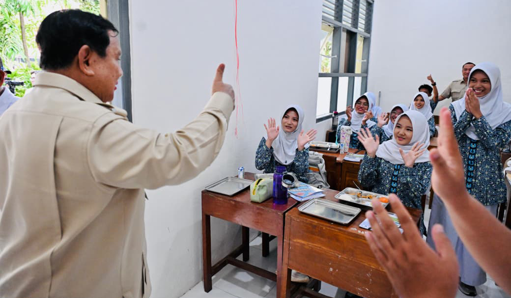 Presiden Prabowo tinjau langsung renovasi fasilitas SMAN I Cilacap. (Agus Priatna/BPMI Setpres/SinPo.id)