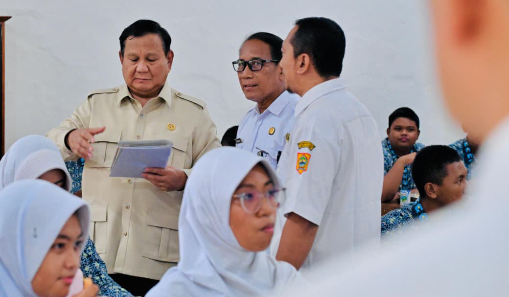 Presiden Prabowo tinjau langsung renovasi fasilitas SMAN I Cilacap. (Agus Priatna/BPMI Setpres/SinPo.id)