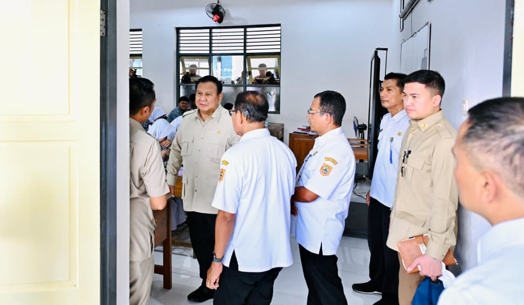 Presiden Prabowo tinjau langsung renovasi fasilitas SMAN I Cilacap. (Agus Priatna/BPMI Setpres/SinPo.id)