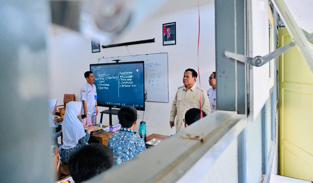 Presiden Prabowo tinjau langsung renovasi fasilitas SMAN I Cilacap. (Agus Priatna/BPMI Setpres/SinPo.id)