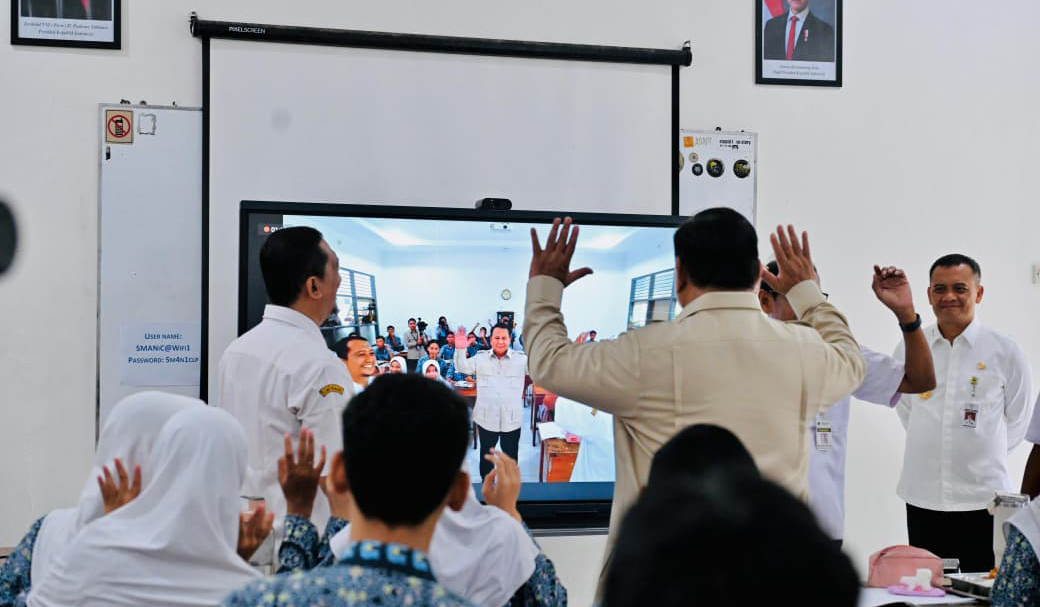Presiden Prabowo tinjau langsung renovasi fasilitas SMAN I Cilacap. (Agus Priatna/BPMI Setpres/SinPo.id)