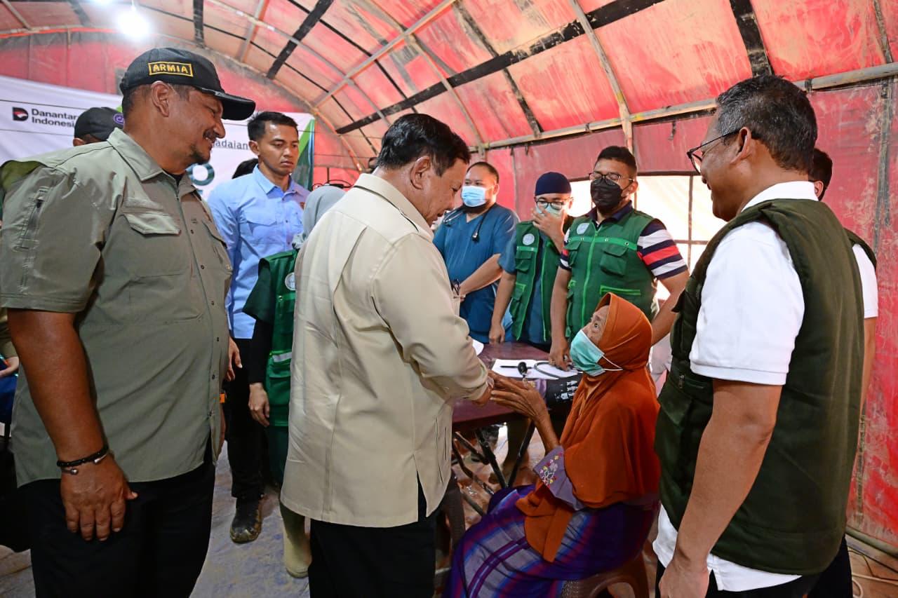 Presiden Prabowo Subianto kembali meninjau korban bencana banjir bandang di Kabupaten Tamiang Provinsi Aceh (Ashar/Foto: BiroSetpres/SinPo.id)