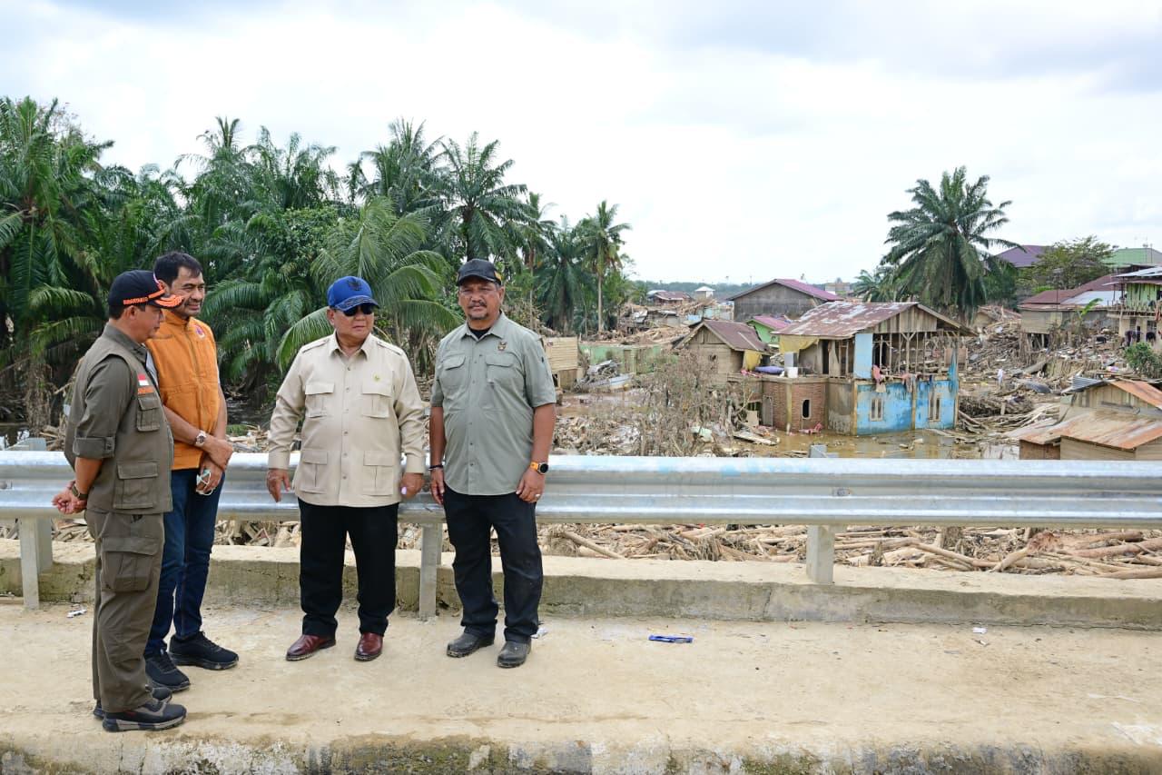 Presiden Prabowo Subianto kembali meninjau korban bencana banjir bandang di Kabupaten Tamiang Provinsi Aceh (Ashar/Foto: BiroSetpres/SinPo.id)