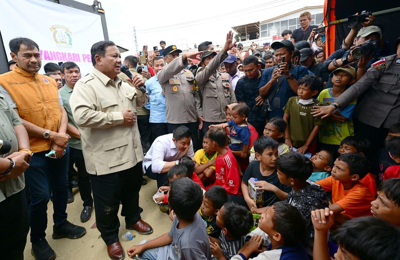 Presiden Prabowo Subianto kembali meninjau korban bencana banjir bandang di Kabupaten Tamiang Provinsi Aceh (Ashar/Foto: BiroSetpres/SinPo.id)