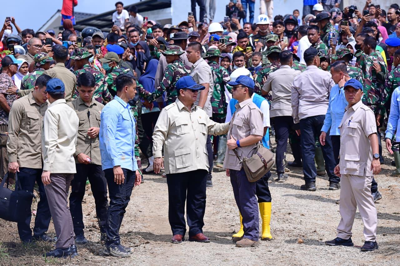 Presiden Prabowo Subianto kembali meninjau korban bencana banjir bandang di Kabupaten Tamiang Provinsi Aceh (Ashar/Foto: BiroSetpres/SinPo.id)