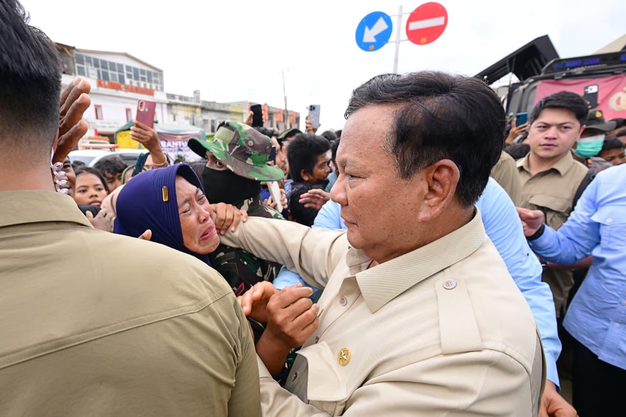 Presiden Prabowo Subianto kembali meninjau korban bencana banjir bandang di Kabupaten Tamiang Provinsi Aceh (Ashar/Foto: BiroSetpres/SinPo.id)
