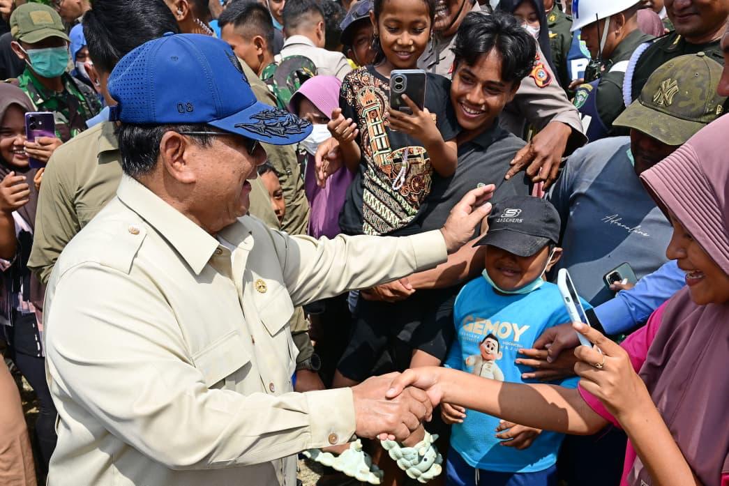 Presiden Prabowo Subianto kembali meninjau korban bencana banjir bandang di Kabupaten Tamiang Provinsi Aceh (Ashar/Foto: BiroSetpres/SinPo.id)