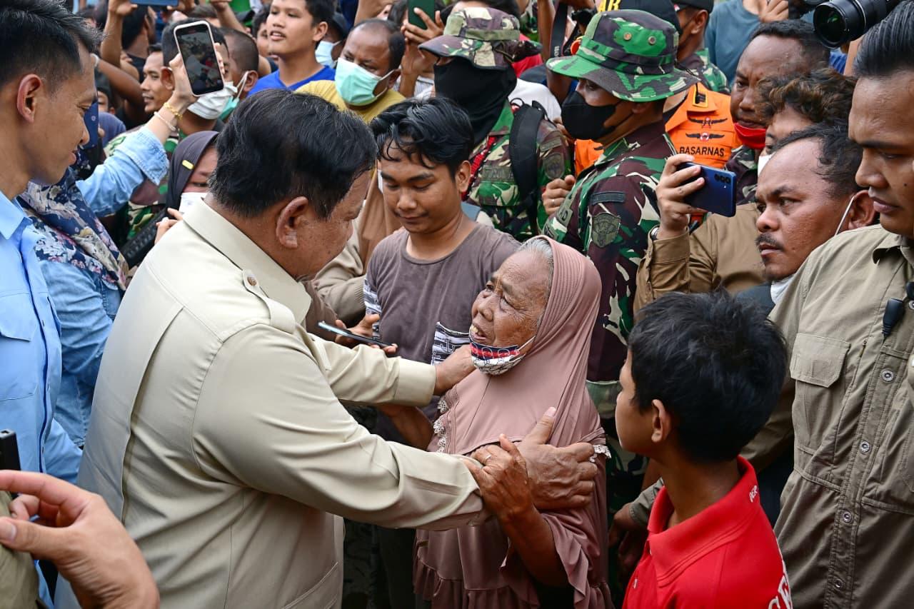 Presiden Prabowo Subianto kembali meninjau korban bencana banjir bandang di Kabupaten Tamiang Provinsi Aceh (Ashar/Foto: BiroSetpres/SinPo.id)