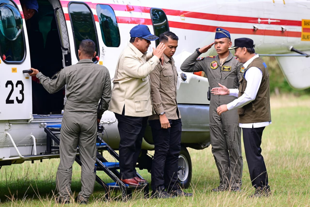 Presiden Prabowo Subianto mengunjungi posko pengungsi yang terdampak bencana di Kabupaten Agam, Sumatera Barat (Ashar/Foto: BiroSetpres/SinPo.id)