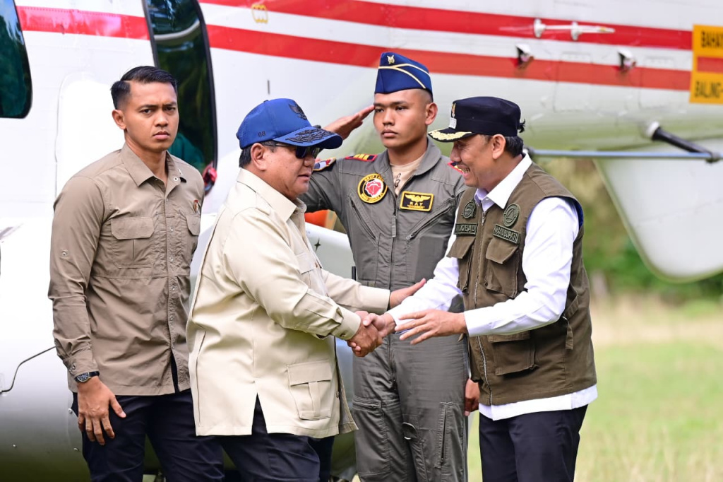 Presiden Prabowo Subianto mengunjungi posko pengungsi yang terdampak bencana di Kabupaten Agam, Sumatera Barat (Ashar/Foto: BiroSetpres/SinPo.id)