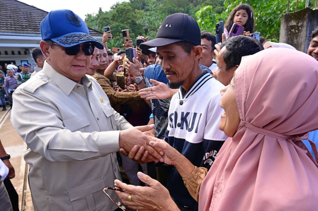 Presiden Prabowo Subianto mengunjungi posko pengungsi yang terdampak bencana di Kabupaten Agam, Sumatera Barat (Ashar/Foto: BiroSetpres/SinPo.id)