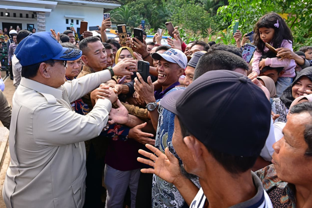 Presiden Prabowo Subianto mengunjungi posko pengungsi yang terdampak bencana di Kabupaten Agam, Sumatera Barat (Ashar/Foto: BiroSetpres/SinPo.id)