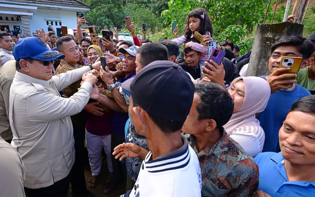 Presiden Prabowo Subianto mengunjungi posko pengungsi yang terdampak bencana di Kabupaten Agam, Sumatera Barat (Ashar/Foto: BiroSetpres/SinPo.id)