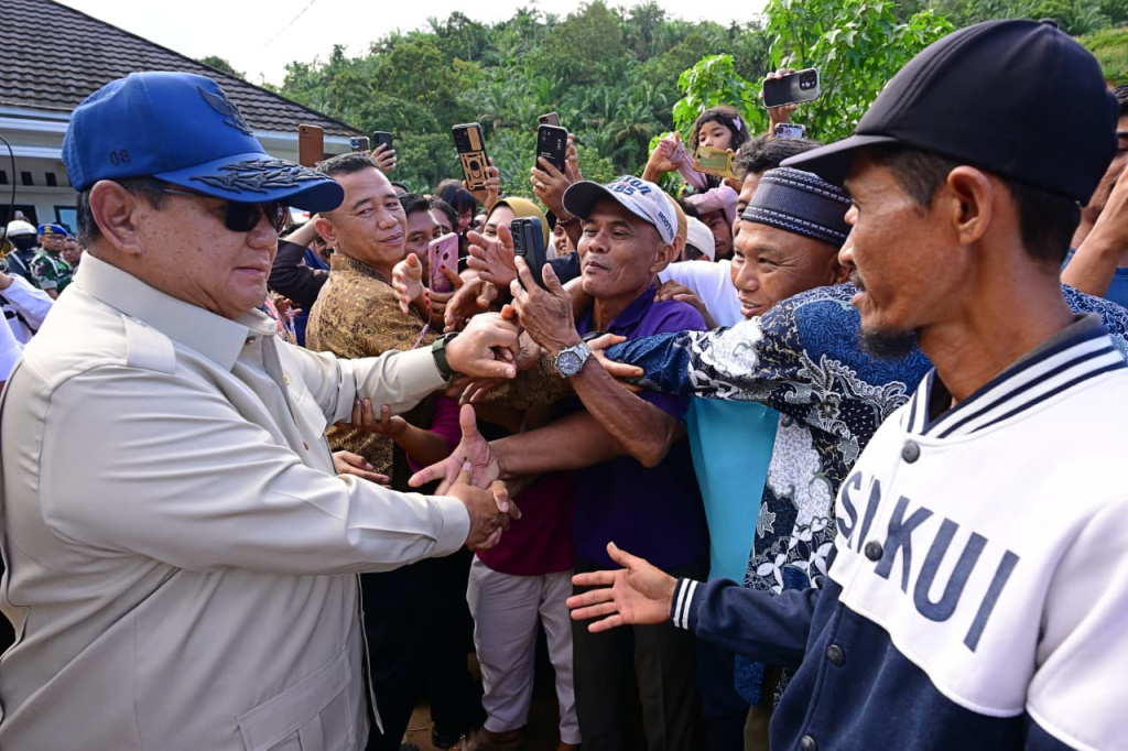 Presiden Prabowo Subianto mengunjungi posko pengungsi yang terdampak bencana di Kabupaten Agam, Sumatera Barat (Ashar/Foto: BiroSetpres/SinPo.id)