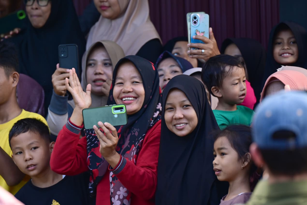 Presiden Prabowo Subianto mengunjungi posko pengungsi yang terdampak bencana di Kabupaten Agam, Sumatera Barat (Ashar/Foto: BiroSetpres/SinPo.id)