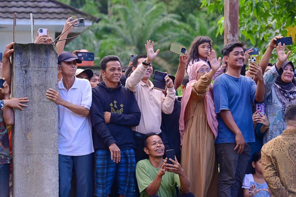 Presiden Prabowo Subianto mengunjungi posko pengungsi yang terdampak bencana di Kabupaten Agam, Sumatera Barat (Ashar/Foto: BiroSetpres/SinPo.id)