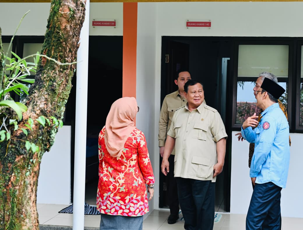 Presiden Prabowo Subianto meninjau sekolah rakyat menengah atas 10 Margaguna ( Ashar/Foto: BiroSetpres/SinPo.id)