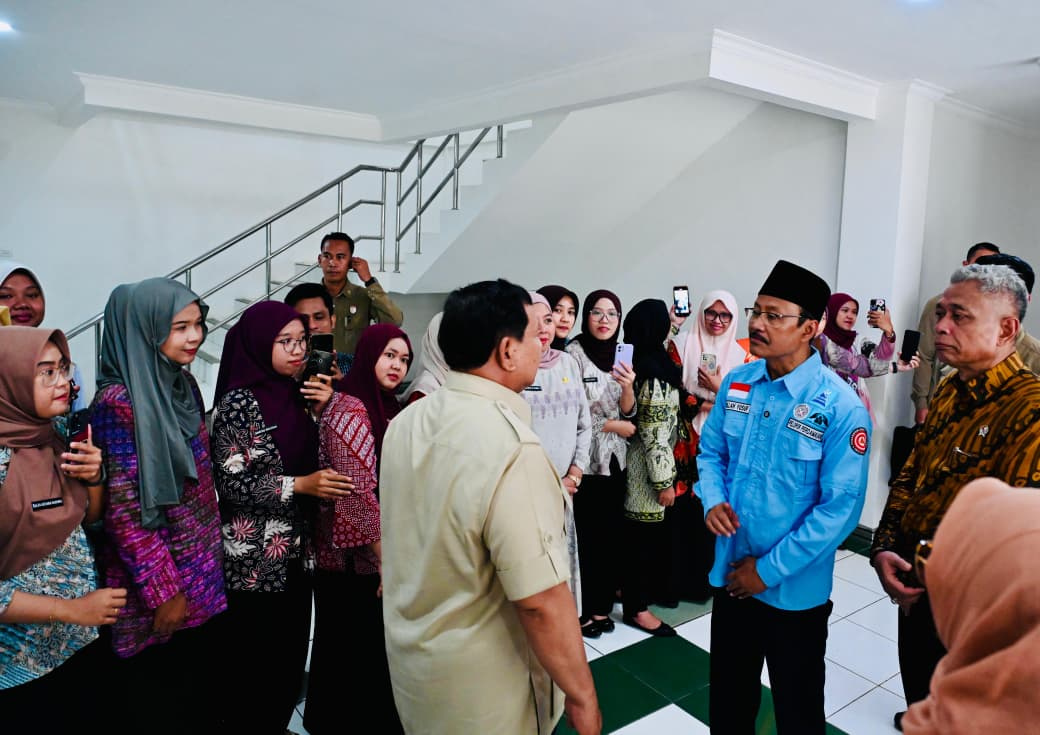 Presiden Prabowo Subianto meninjau sekolah rakyat menengah atas 10 Margaguna ( Ashar/Foto: BiroSetpres/SinPo.id)