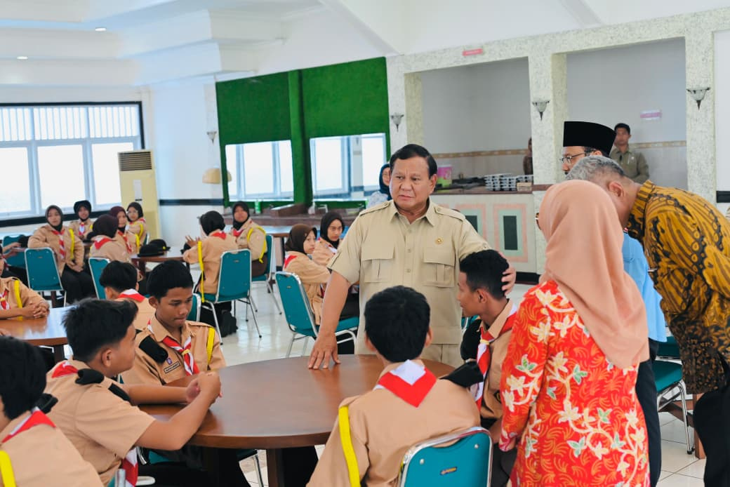 Presiden Prabowo Subianto meninjau sekolah rakyat menengah atas 10 Margaguna ( Ashar/Foto: BiroSetpres/SinPo.id)