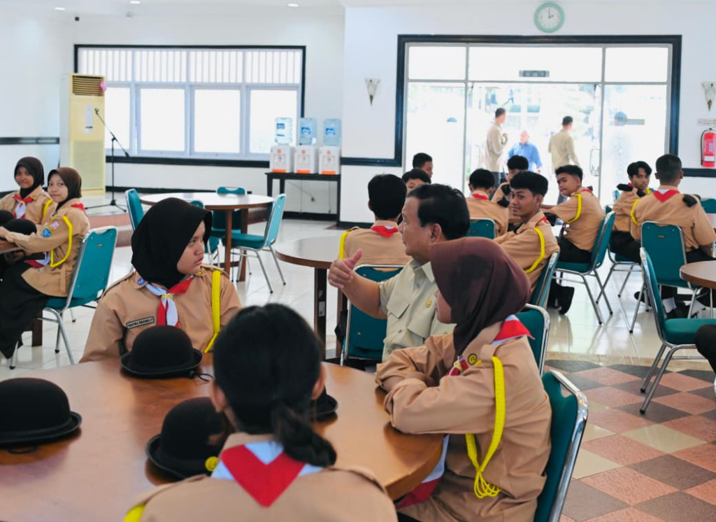 Presiden Prabowo Subianto meninjau sekolah rakyat menengah atas 10 Margaguna ( Ashar/Foto: BiroSetpres/SinPo.id)